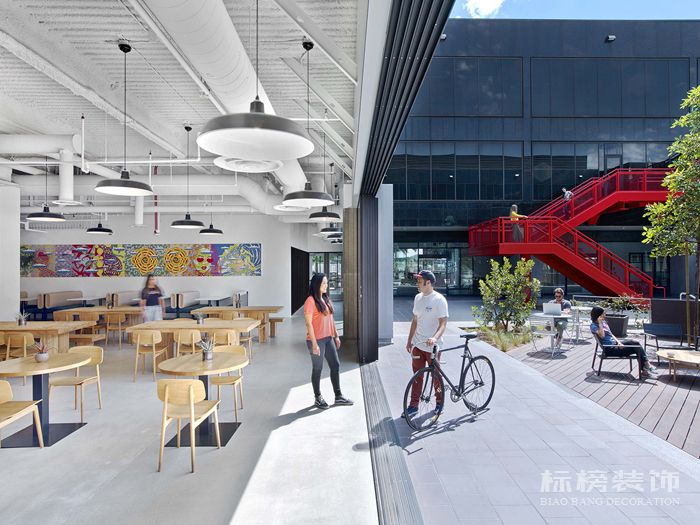 非?？岬霓k公室裝修設(shè)計(jì)欣賞—時(shí)尚Vans青春文化